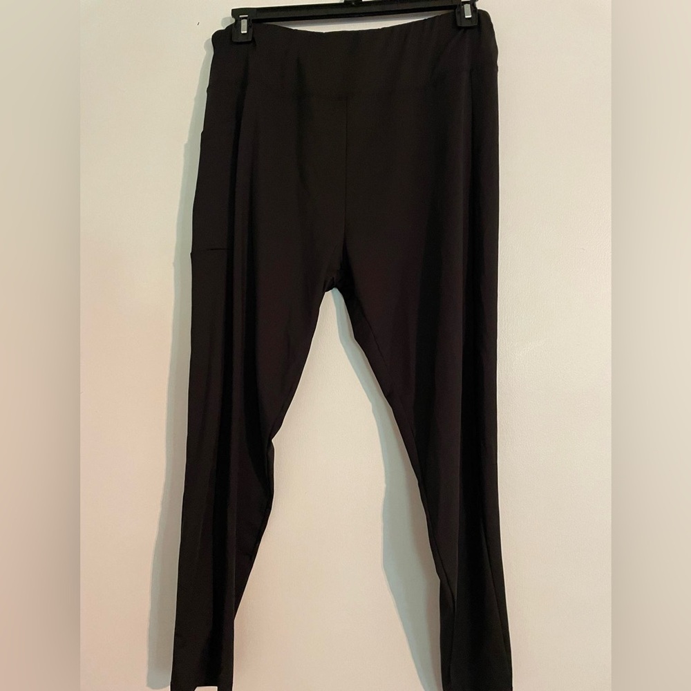 Athletic leggings with pocket
